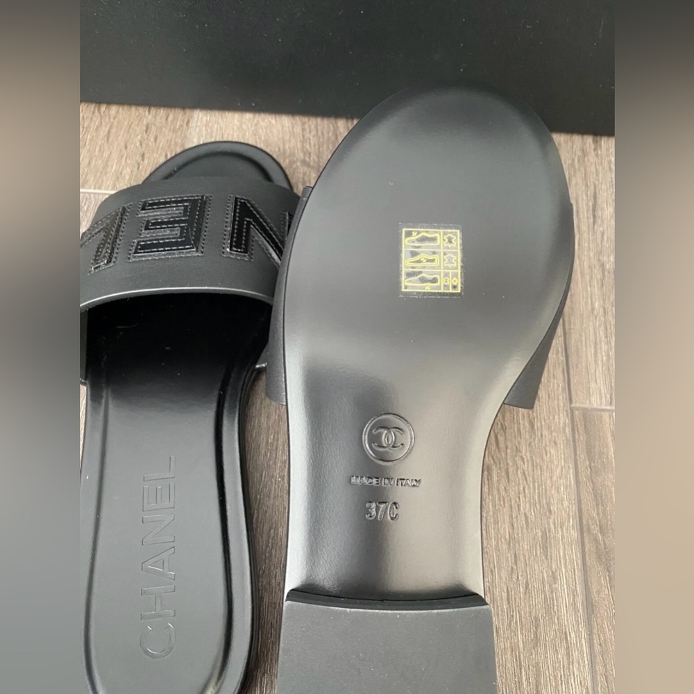 2023 CHANEL CHA NEL LOGO BLACK LEATHER FLAT SHOES SLIDES MULES - Picture 13 of 14